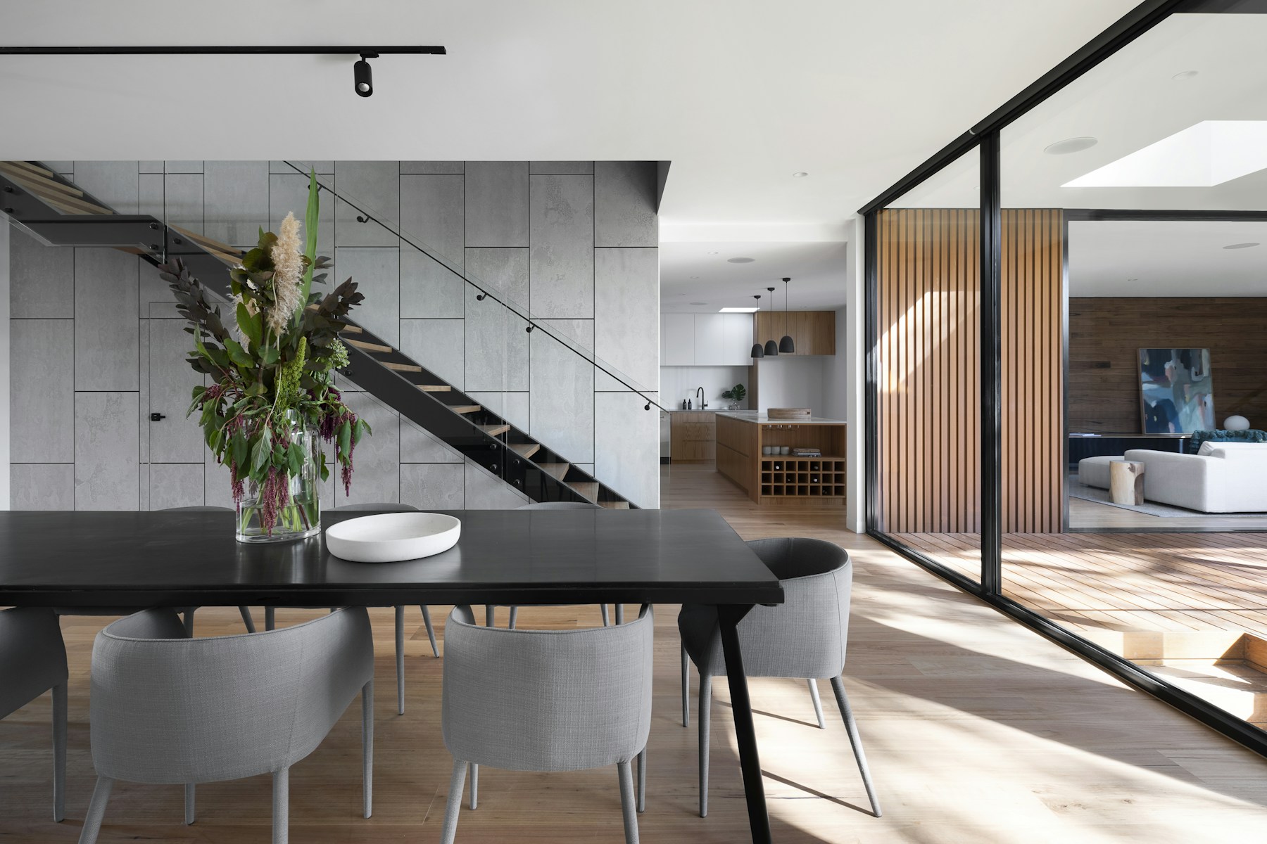 Airy residence concept opening toward a planted outdoor terrace